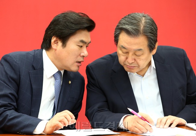 김무성 새누리당 대표와 원유철 원내대표가 9일 오전 서울 여의도 국회에서 열린 최고중진연석회의에서 귀엣말을 나누고 있다. 박해묵 기자/mook@heraldcorp.com