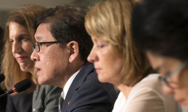 South Korean Health Minister Chung Chin-youb (second from left) speaks during a press conference in Seoul on Wednesday. Yonhap
