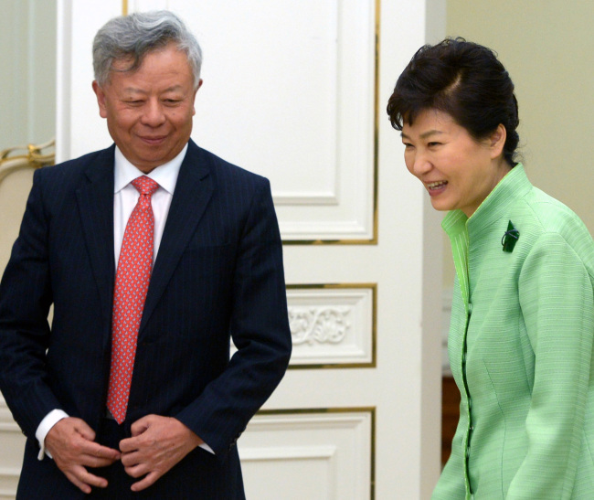 President Park Geun-hye meets AIIB president-designate Jin Liqun at Cheong Wa Dae on Wednesday. (Yonhap)