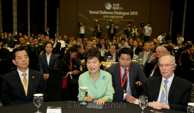 President Park Geun-hye (second from left, front), Defense Minister Han Min-koo (far left, front), Edmond Mulet (far right, front), assistant secretary-general for peacekeeping operations at the U.N., and other officials take part in the Seoul Defense Dialogue in Seoul on Wednesday. (Yonhap)