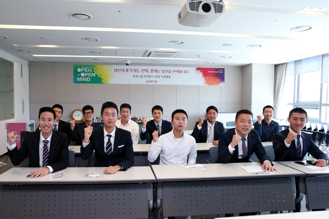 롯데, '자진 전역 연기' 장병 채용 특별 면접 (서울=연합뉴스) 롯데그룹이 9일 오후 서울 양평동 롯데제과 사옥에서 지난달 북한의 목함지뢰·포격 도발 당시 전역 연기 의사를 밝혔던 장병들을 대상으로 특별 채용 면접을 진행했다. 2015.9.9 << 롯데그룹 제공 >> photo@yna.co.kr (끝)