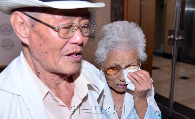남북이 10월20~26일 추석 이산가족 상봉행사를 갖기로 하고 대한적십자사가 500명의 1차 이산상봉 후보자를 선정한 가운데 앞서 북한의 가족을 만났던 상봉자들은 다시 한번 그리움에 잠겼다. 사진은 9일 한적에서 열린 이산상봉 후보자 추첨에서 떨어진 가족이 눈물을 훔치며 돌아서는 모습. 안훈 기자 rosedale@heraldcorp.com
