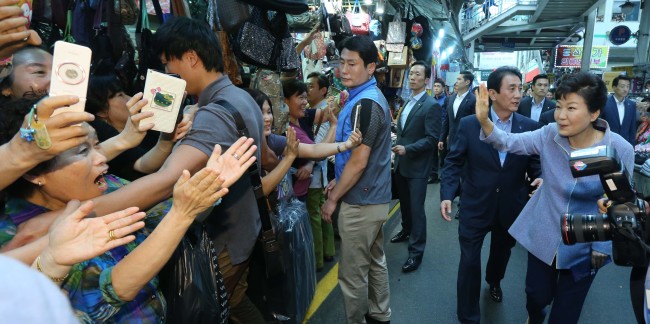 <YONHAP PHOTO-1509> 시민과 인사하는 박 대통령 (대구=연합뉴스) 백승렬 기자 = 박근혜 대통령이 7일 대구시 서문시장을 방문, 시민들에게 손을 들어 인사하고 있다. 2015.9.7 srbaek@yna.co.kr/2015-09-07 14:49:45/ <저작권자 ⓒ 1980-2015 ㈜연합뉴스. 무단 전재 재배포 금지.>
<YONHAP PHOTO-1509> 시민과 인사하는 박 대통령 (대구=연합뉴스) 백승렬 기자 = 박근혜 대통령이 7일 대구시 서문시장을 방문, 시민들에게 손을 들어 인사하고 있다. 2015.9.7 srbaek@yna.co.kr/2015-09-07 14:49:45/ <저작권자 ⓒ 1980-2015 ㈜연합뉴스. 무단 전재 재배포 금지.>