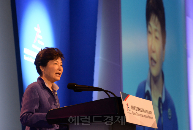 박근혜 대통령이 10일 오전 서울 장충동 신라호텔에서 열린 유라시아 교통물류 국제심포지엄 개막식에서 축사를 하고 있다./ 청와대사진기자단 /헤럴드경제 안훈 기자 rosedale@heraldcorp.com 2015.09.10