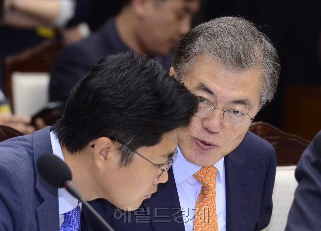 국회 국방위 소속 문재인 새정치민주연합 의원이 10일 서울 용산구 국방부에서 열린 국방부 국정감사에서 김광진 새정치연합 의원과 이야기를 나누고 있다. 박해묵 기자/mook@heraldcorp.com