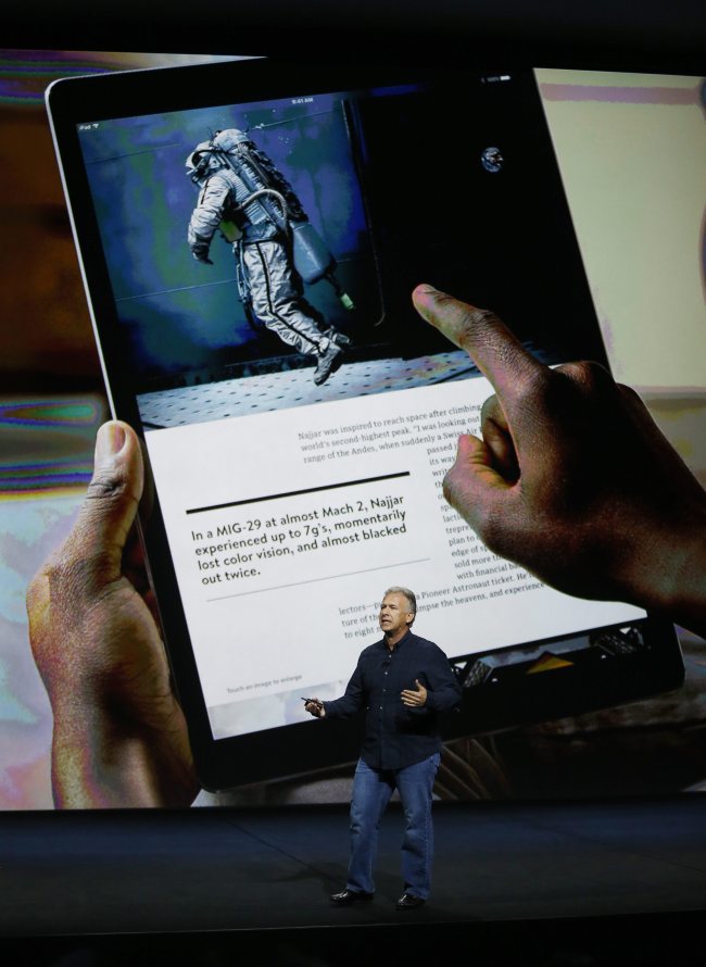 <YONHAP PHOTO-1506> epa04922445 Apple Senior Vice President of worldwide marketing Phil Schiller talks about the new iPad Pro during an Apple launch event at the Bill Graham Civic Auditorium in San Francisco, California, USA, 09 September 2015. Media reports indicate a launch of updated iPhone models, updated iPads and a new Apple TV are expected at the event titled in an invitation from Apple as 'Hey Siri, give us a hint.' EPA/MONICA DAVEY/2015-09-10 06:27:38/ <저작권자 ⓒ 1980-2015 ㈜연합뉴스. 무단 전재 재배포 금지.>
Apple Senior Vice President of worldwide marketing Phil Schiller talks about the new iPad Pro during an Apple launch event at the Bill Graham Civic Auditorium in San Francisco, California, Wednesday.   EPA-Yonhap