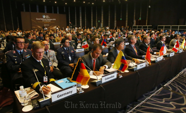 Participants listen to Vice Defense Minister Baek Seung-joo‘s opening remarks at the Seoul Defense Dialogue in Seoul on Thursday. (Yonhap)