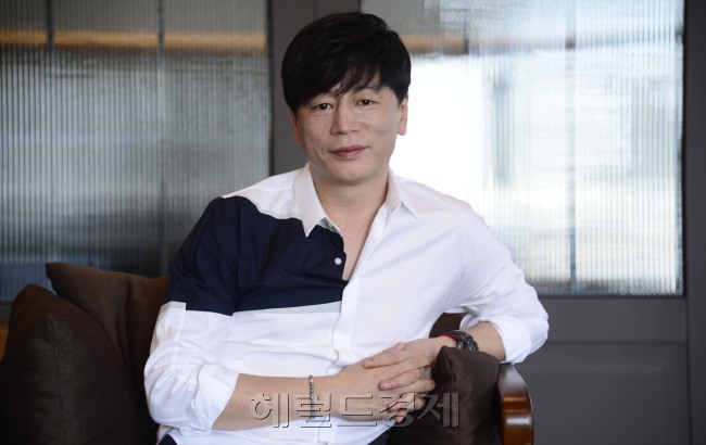 시각효과 전문 기업 ‘덱스터’를 이끄는 김용화 감독은 최근 사업가로서 괄목할 만한 행보를 이어가고 있다. 중국의 대규모 프로젝트에 잇달아 참여한 것은 물론, 완다그룹·레전드 홀딩스 등 중국 대기업들로부터 투자를 받는 성과까지 냈다. 연내 코스닥 상장을 목표로, 영화 관련 기업으로선 처음으로 기술성 평가도 마쳤다. 사진=박해묵 기자/mook@heraldcorp.com
