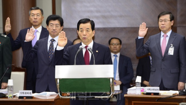 지난 10일 오전 서울 용산구 국방부에서 열린 국회 국정감사에서 한민구 국방장관이 증인선서를 하고 있다. 박해묵 기자/mook@heraldcorp.com