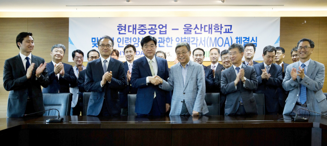 <YONHAP PHOTO-3717> 현대重-울산대 인력양성 협약식 (울산=연합뉴스) 현대중공업과 울산대학교는 10일 대학 행정본관에서 중공업 맞춤 인재양성을 위한 협약을 맺었다. 권오갑(앞줄 왼쪽에서 세번째) 현대중공업 사장과 오연천 울산대 총장이 악수하고 있다. 2015.9.10. << 울산대 제공 >> canto@yna.co.kr/2015-09-10 18:48:58/ <저작권자 ⓒ 1980-2015 ㈜연합뉴스. 무단 전재 재배포 금지.>
<YONHAP PHOTO-3717> 현대重-울산대 인력양성 협약식 (울산=연합뉴스) 현대중공업과 울산대학교는 10일 대학 행정본관에서 중공업 맞춤 인재양성을 위한 협약을 맺었다. 권오갑(앞줄 왼쪽에서 세번째) 현대중공업 사장과 오연천 울산대 총장이 악수하고 있다. 2015.9.10. << 울산대 제공 >> canto@yna.co.kr/2015-09-10 18:48:58/ <저작권자 ⓒ 1980-2015 ㈜연합뉴스. 무단 전재 재배포 금지.>