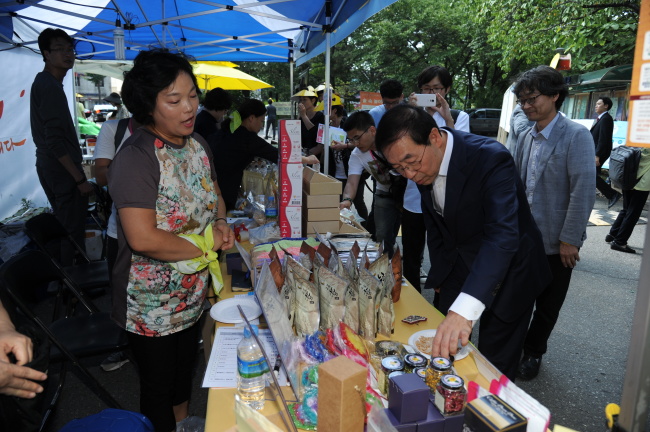 <YONHAP PHOTO-3239> 서울마을박람회 참석한 박원순 시장 (서울=연합뉴스) 박원순 서울시장이 10일 서울 은평구 서울혁신센터에서 열린 서울마을박람회에 참석, 각 부스를 돌아보고 있다. 2015.9.10 << 서울시 >> photog@yna.co.kr/2015-09-10 16:31:35/ <저작권자 ⓒ 1980-2015 ㈜연합뉴스. 무단 전재 재배포 금지.>
<YONHAP PHOTO-3239> 서울마을박람회 참석한 박원순 시장 (서울=연합뉴스) 박원순 서울시장이 10일 서울 은평구 서울혁신센터에서 열린 서울마을박람회에 참석, 각 부스를 돌아보고 있다. 2015.9.10 << 서울시 >> photog@yna.co.kr/2015-09-10 16:31:35/ <저작권자 ⓒ 1980-2015 ㈜연합뉴스. 무단 전재 재배포 금지.>