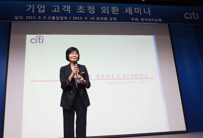 한국씨티은행은 9일, 10일 양일간 다동 소재 본점에서 수출입업체의 외환담당자들을 초청해 수출입업무와 외환규정에 대한  실무적인 이해를 돕기 위한  '기업고객 초청 외환세미나'를 개최했다. 업무/전산그룹을 담당하고 있는 김명옥 부행장이 10일 세미나 전 참석자들을 격려하고 있다.
<사진=한국씨티은행>