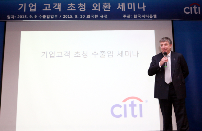 한국씨티은행은 9일, 10일 양일간 다동 소재 본점에서 수출입업체의 외환담당자들을 초청해 수출입업무와 외환규정에 대한  실무적인 이해를 돕기 위한  '기업고객 초청 외환세미나'를 개최했다. 9일 세미나 시작 전 기업금융상품본부 짐폴리 본부장이 참석자들에게 인사말을 전달하고 있다.
<사진=한국씨티은행 제공>