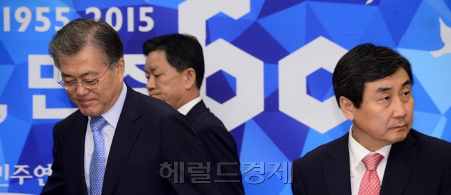 새정치민주연합은 11일 국회에서 확대간부회의를 열었다. 오영식 최고위원은 이 자리에서 문 대표를 향해 “16일 중앙위 개최와 재신임 투표를 재고해줄 것을 요청한다”고 밝혔다. 박해묵 기자/mook@heraldcorp.com