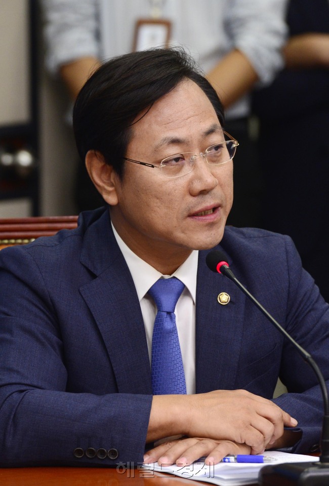 새정치민주연합은 11일 국회에서 확대간부회의를 열었다. 오영식 최고위원은 이 자리에서 문 대표를 향해 “16일 중앙위 개최와 재신임 투표를 재고해줄 것을 요청한다”고 밝혔다. 박해묵 기자/mook@heraldcorp.com