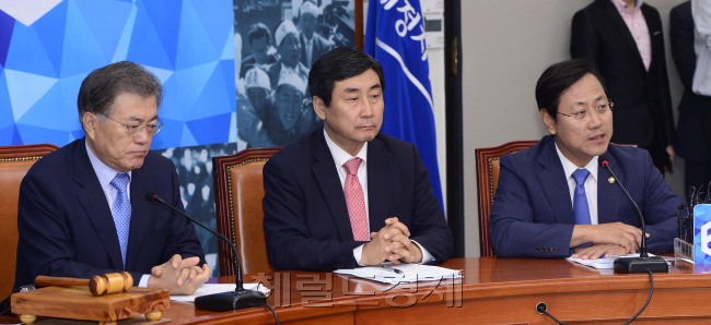 새정치민주연합은 11일 국회에서 확대간부회의를 열었다. 오영식 최고위원은 이 자리에서 문 대표를 향해 “16일 중앙위 개최와 재신임 투표를 재고해줄 것을 요청한다”고 밝혔다. 박해묵 기자/mook@heraldcorp.com