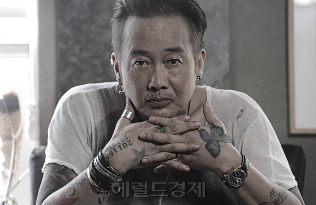그는 온 몸에 문신이 있다. 처음에는 멋으로 시작했지만, 지금은 반드시 기억해야 할 것들을 몸에 새긴다. 태극기 문신은 김대중 대통령이 돌아가신 날, 숫자 46은 천안함 사태 때, 그리고 304는 세월호 참사 때 새겼다.
박해묵 기자/mook@heraldcorp.com