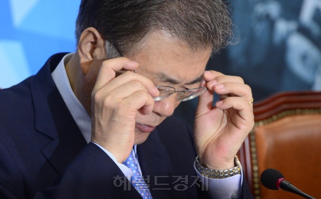 문재인 새정치민주연합 대표가 11일 오전 서울 여의도 국회에서 열린 확대간부회의에서 안경을 고쳐 쓰고 있다. 박해묵 기자/mook@heraldcorp.com