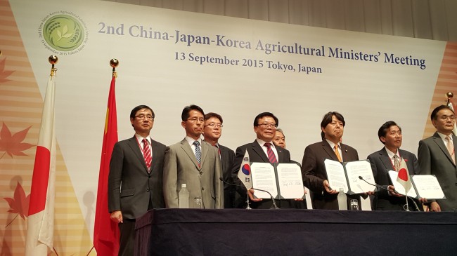 South Korea’s Agriculture Minister Lee Dong-phil (front row, third from left) poses with his counterparts -- Yoshimasa Hayashi (center) from Japan and Chen Xiaohua from China (front row, fifth from left) -- after signing a pact on close coordination in a trilateral Agricultural Ministers’ Meeting in Tokyo, Sunday. (Ministry of Agriculture, Food and Rural Affairs)