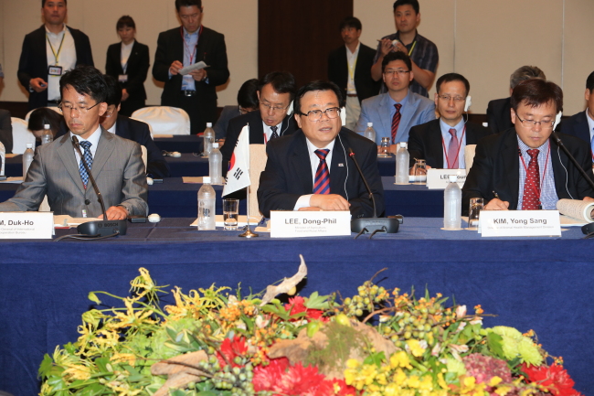 South Korea’s Agriculture Minister Lee Dong-phil (front row, third from left) speaks during the second trilateral Agricultural Ministers’ Meeting in Tokyo, Sunday. (Ministry of Agriculture, Food and Rural Affairs)