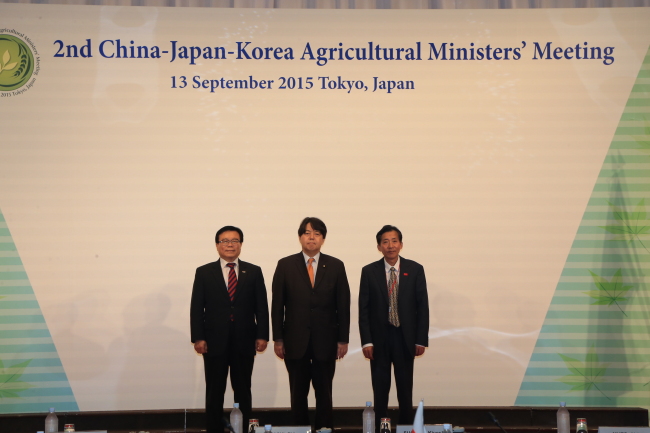 South Korea’s Agriculture Minister Lee Dong-phil (left) poses with his counterparts -- Yoshimasa Hayashi (center) from Japan and Chen Xiaohua from China -- after signing a pact Sunday on close coordination in a trilateral agricultural ministers’ meeting in Tokyo, Japan. (Ministry of Agriculture, Food and Rural Affairs)