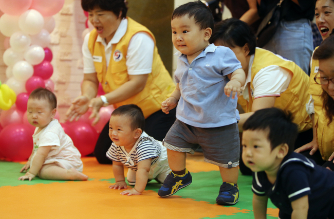 Upon the government's revision, public day care service will only be free for seven hours daily for households with full-time housewives starting from July next year.(Yonhap)