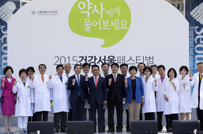 <YONHAP PHOTO-1987> 기념촬영하는 참석자들 (서울=연합뉴스) 윤동진 기자 = 13일 오후 중구 서울광장에서 열린 2015 건강서울페스티벌에서 박원순 서울시장(앞줄 왼쪽에서 다섯 번째)을 비록한 행사 관계자들이 기념촬영을 하고 있다. 이날 열린 행사에는 올바른 의약품 사용과 약국 및 약사 직업 체험 등 시민들이 직접 체험할 수 있는 행사와 볼거리가 진행됐다. 2015.9.13 mon@yna.co.kr/2015-09-13 15:35:02/ <저작권자 ⓒ 1980-2015 ㈜연합뉴스. 무단 전재 재배포 금지.>