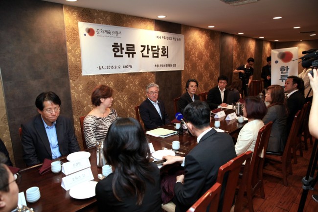 <YONHAP PHOTO-1911> 김종덕 문체부장관 LA서 `한류 ·관광업계 간담회' (로스앤젤레스=연합뉴스) 김종우 특파원 = 김종덕 문화체육관광부 장관은 12일(현지시간) 미국 로스앤젤레스(LA)를 방문, 한류 ·관광업계 관계자들과 만나 미국 내 문화콘텐츠 관광 시장 개척과 한류 확산에 대해 논의하고 있다. 2015.9.13. << LA한국문화원 제공 >> photo@yna.co.kr/2015-09-13 15:16:19/ <저작권자 ⓒ 1980-2015 ㈜연합뉴스. 무단 전재 재배포 금지.>