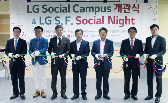 <YONHAP PHOTO-1078> LG 소셜캠퍼스 개관 (서울=연합뉴스) LG전자가 사회적경제 조직에게 사무공간을 무상 임대하기 위해 고려대학교 안암캠퍼스 산학관 내에 'LG소셜캠퍼스(Social Campus)'를 마련하고 11일 오후 개관식을 열었다. 참석자들이 이를 축하하며 리본을 커팅하고 있다. 좌측부터 LG화학 박준성 상무, 입주기업 대표 극단 날으는 자동차 우승주 대표, 사회적기업연구원 조영복 교수, 한국사회적기업연구원 김종각 본부장, LG전자 이충학 부사장, 사회연대은행 김용덕 대표, LG전자 윤대식 상무. 2015.9.13 << LG전자 제공 >> photo@yna.co.kr/2015-09-13 11:00:10/ <저작권자 ⓒ 1980-2015 ㈜연합뉴스. 무단 전재 재배포 금지.>