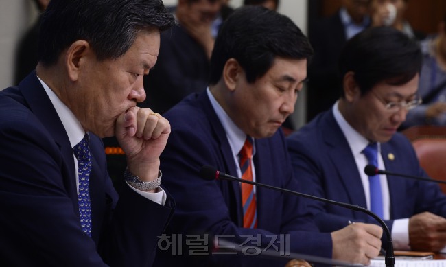 이종걸 새정치민주연합 원내대표가 14일 오전 서울 여의도 국회에서 열린 최고위원회의에서 굳은 표정으로 발언을 경청하고 있다. 박해묵 기자/mook@heraldcorp.com