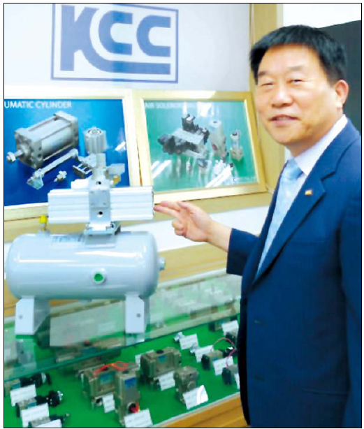 KCC정공 박덕규 대표가 공압밸브를 제조하는 경기 군포공장에서 생산한 대용량 중압밸브 제품을 소개하고 있다.