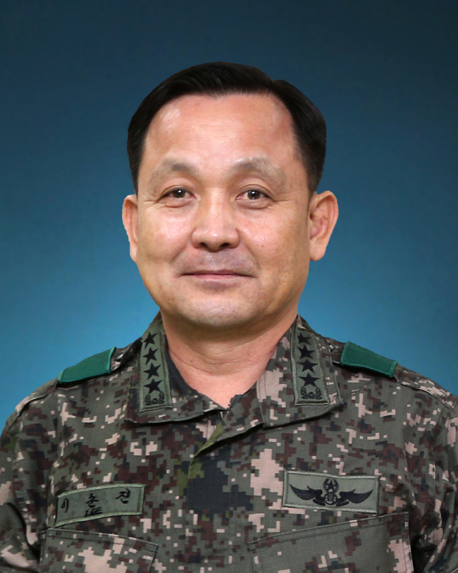 <YONHAP PHOTO-1441> 이순진 신임 합참의장 내정자 (서울=연합뉴스) 신임 합참의장에 내정된 이순진 육군 2작전사령관(대장). 육군 3사관학교를 졸업하고 육군 부사관학교장, 제2사단장, 수도군단장, 항공작전사령관을 역임했다. 2015.9.14 << 국방부 제공 >> photo@yna.co.kr/2015-09-14 11:18:12/ <저작권자 ⓒ 1980-2015 ㈜연합뉴스. 무단 전재 재배포 금지.>
Lee Sun-jin
Lee Sun-jin