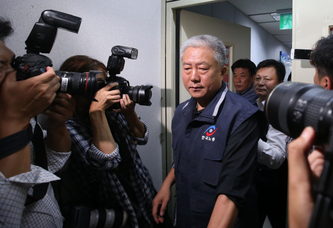 Kim Dong-man, head of the Federation of Korean Trade Unions, exits the meeting room after the executive committe approved the labor reform plans on Monday in Seoul. Yonhap
　
　
　