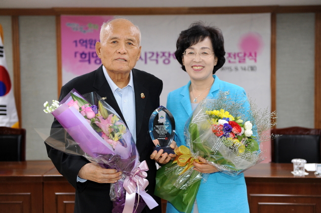 <YONHAP PHOTO-2743> 희망-나눔 시각장애인 성금전달식 (서울=연합뉴스) 박춘희 송파구청장(오른쪽)이 14일 서울 송파구청 대회의실에서 열린 '희망-나눔 시각장애인 성금전달식'에서 성금 1억 원을 기탁한 6·25 참전유공자 전종윤 씨와 기념촬영을 하고 있다. 전종윤 씨는 지난 1월에도 3천만 원을 기부하는 등 지역의 어려운 이웃을 위한 나눔 실천에 앞장서고 있다. 2015.9.14 << 송파구청 제공 >> photo@yna.co.kr/2015-09-14 17:01:16/ <저작권자 ⓒ 1980-2015 ㈜연합뉴스. 무단 전재 재배포 금지.>
<YONHAP PHOTO-2743> 희망-나눔 시각장애인 성금전달식 (서울=연합뉴스) 박춘희 송파구청장(오른쪽)이 14일 서울 송파구청 대회의실에서 열린 '희망-나눔 시각장애인 성금전달식'에서 성금 1억 원을 기탁한 6·25 참전유공자 전종윤 씨와 기념촬영을 하고 있다. 전종윤 씨는 지난 1월에도 3천만 원을 기부하는 등 지역의 어려운 이웃을 위한 나눔 실천에 앞장서고 있다. 2015.9.14 << 송파구청 제공 >> photo@yna.co.kr/2015-09-14 17:01:16/ <저작권자 ⓒ 1980-2015 ㈜연합뉴스. 무단 전재 재배포 금지.>
<YONHAP PHOTO-2743> 희망-나눔 시각장애인 성금전달식 (서울=연합뉴스) 박춘희 송파구청장(오른쪽)이 14일 서울 송파구청 대회의실에서 열린 '희망-나눔 시각장애인 성금전달식'에서 성금 1억 원을 기탁한 6·25 참전유공자 전종윤 씨와 기념촬영을 하고 있다. 전종윤 씨는 지난 1월에도 3천만 원을 기부하는 등 지역의 어려운 이웃을 위한 나눔 실천에 앞장서고 있다. 2015.9.14 << 송파구청 제공 >> photo@yna.co.kr/2015-09-14 17:01:16/ <저작권자 ⓒ 1980-2015 ㈜연합뉴스. 무단 전재 재배포 금지.>