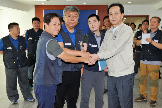 14일 오후 현대자동차 울산공장 아반떼룸에서 열린 ‘비정규직 문제 해결을 위한 특별협의’에서 현대차 윤갑한 사장(오른쪽부터)과 김성욱 비정규직 지회장, 이경훈 현대차 노조위원장, 서쌍용 금속노조 부위원장이 사내하청 인력의 정규직화에 잠정합의한 뒤 손을 맞잡고 있다.  [사진제공=현대차]