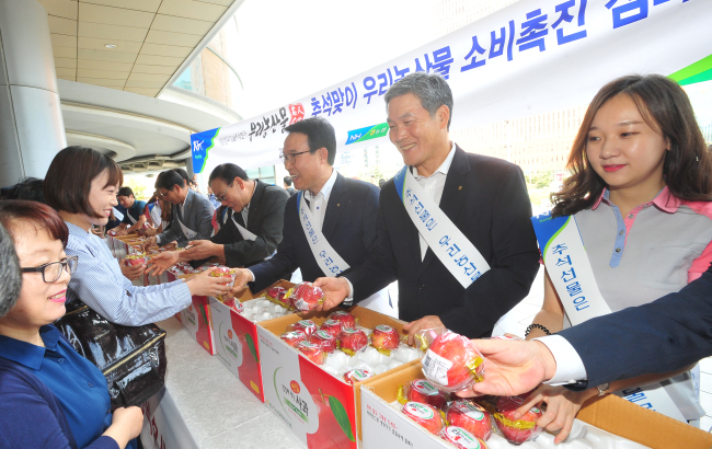 <YONHAP PHOTO-2500> 농협, 추석맞이 우리농산물 소비촉진 가두 캠페인 (서울=연합뉴스) 14일 오후 서울역에서 농협중앙회 이상욱 농업경제대표이사(오른쪽 세 번째)를 비롯한 농협 임직원들이 '추석맞이 우리 농산물 소비촉진 가두 캠페인'을 하고 있다. 2015.9.14 << 농협 제공 >> photo@yna.co.kr/2015-09-14 15:46:12/ <저작권자 ⓒ 1980-2015 ㈜연합뉴스. 무단 전재 재배포 금지.>