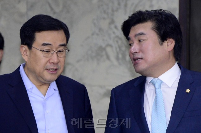 김정훈(왼쪽) 새누리당 정책위의장이 15일 오전 서울 여의도 국회에서 열린 국감대책회의에서 원유철 원내대표와 이야길 나누고 있다. 박해묵 기자/mook@heraldcorp.com