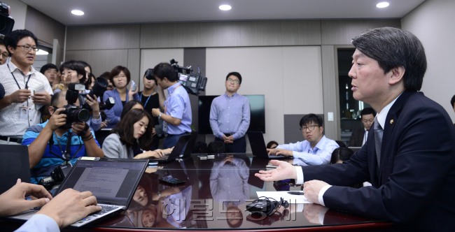 안철수 새정치민주연합 전 공동대표가 15일 오전 서울 여의도 의원회관에서 문재인 대표에 대한 입장표명을 하고 있다. 안 전 대표는 문 대표를 오늘이라도 만날 용의가 있으며, 재신임 철회를 재차 요구했다.  박해묵 기자/mook@heraldcorp.com