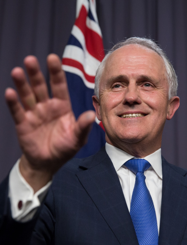<YONHAP PHOTO-3654> Malcolm Turnbull comments after an Australian Liberal Party meeting where he has been elected at the new party leader at Parliament House in Canberra, Monday, Sept. 14, 2015. Turnbull will replace Tony Abbott as Australian Prime Minister. (AP Photo/Andrew Taylor)/2015-09-14 23:03:28/ <저작권자 ⓒ 1980-2015 ㈜연합뉴스. 무단 전재 재배포 금지.>
Malcolm Turnbull.   AP-Yonhap
Malcolm Turnbull.   AP-Yonhap