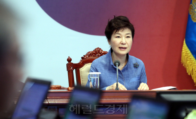 15일 오전 박근혜대통령이 청와대 위민관 영상회의실에서 열린 영상국무회의에 모두발언을 하고 있다./안훈 기자 rosedale@heraldcorp.com 2015.09.15