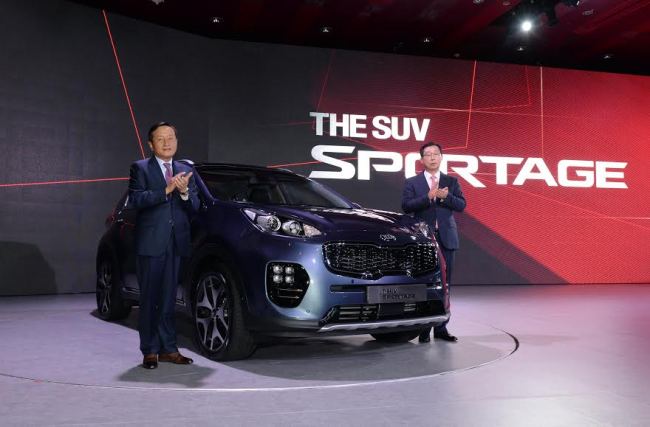 Kia Motors president and CEO Park Han-woo (right) and executive vice president of domestic sales Kim Chang-sik pose in front of The SUV, Sportage at the W Hotel in Seoul on Tuesday.   Kia Motors