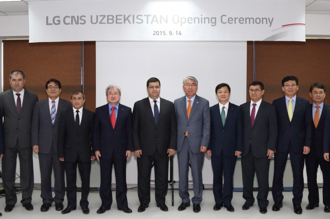 LG CNS CEO Kim Dae-hoon (fourth from left) poses with Uzbek government officials and executives from UZTELECOM and Unicon in the central Asian nation on Monday. (LG CNS)