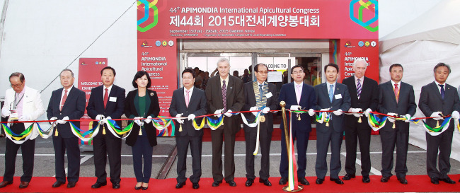 <YONHAP PHOTO-3449> 대전 세계양봉대회·축제 개막 (대전=연합뉴스) '제44회 세계양봉대회'가 15일 대전컨벤션센터에서 개막해 20일까지 엿새간 일정에 돌입했다. 개막식에서 참석자들이 기념 테이프를 자르고 있다.2015.9.15 << 대전시 >> kjunho@yna.co.kr/2015-09-15 19:00:52/ <저작권자 ⓒ 1980-2015 ㈜연합뉴스. 무단 전재 재배포 금지.>