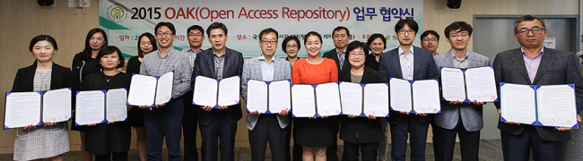 <YONHAP PHOTO-2673> 2015 OAK 업무 협약식 (서울=연합뉴스) 국립중앙도서관은 15일 '2015 OAK 리포지터리 협약식'을 갖고 대구경북과학기술원(DGIST), 계명대학교 의학도서관, 국립생태원, 국토연구원, 부산대학교병원, 이화여자대학교, 통일연구원, 한양대학교, 한국과학기술연구원(KIST), 한국소비자원 등 10개기관을 보급기관으로 선정하고 최신형 OAK 리포지터리를 제공한다고 밝혔다. 이날 서울 서초구 국립중앙도서관 디지털도서관 세미나실에서 열린 협약식에서 참석자들이 기념촬영을 하고 있다. 2015.9.15 << 국립중앙도서관 제공 >> photo@yna.co.kr/2015-09-15 15:52:36/ <저작권자 ⓒ 1980-2015 ㈜연합뉴스. 무단 전재 재배포 금지.>
