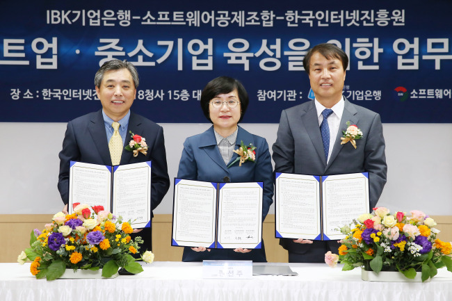 <YONHAP PHOTO-2452> IBK기업은행-한국인터넷진흥원-소프트웨어공제조합, 핀테크 산업 육성 MOU (서울=연합뉴스) 15일 서울 송파구 한국인터넷진흥원 본원에서 권선주 기업은행장(가운데)과 백기승 한국인터넷진흥원장(왼쪽), 석창규 소프트웨어공제조합 이사장이 핀테크 창업기업 및 중소기업을 지원하기 위한 포괄적 업무협약을 체결하고 있다. 2015.9.15 << 기업은행 제공 >> photo@yna.co.kr/2015-09-15 15:11:39/ <저작권자 ⓒ 1980-2015 ㈜연합뉴스. 무단 전재 재배포 금지.>