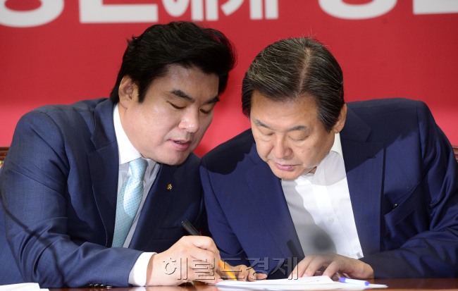 김무성 새누리당 대표와 원유철 원내대표가 16일 오전 서울 여의도 국회에서 열린 최고위원회에서 의견을 나누고 있다. 박해묵 기자/mook@heraldcorp.com