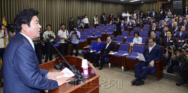 원유철 새누리당 원내대표가 16일 오전 서울 여의도 국회에서 열린 정책의원총회에서 모두발언을 하고 있다. 박해묵 기자/mook@heraldcorp.com