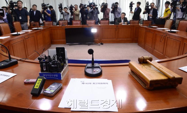 새정치연합은 16일 오전 예정된 공개 최고위 회의를 취소했다. 문 대표는 “거취 문제가 걸린 중앙위를 앞두고 공개 회의에서 발언하는 것이 적절하지 않다”며 비공개로 회의를 진행할 것을 주장했다. 박해묵 기자/mook@heraldcorp.com