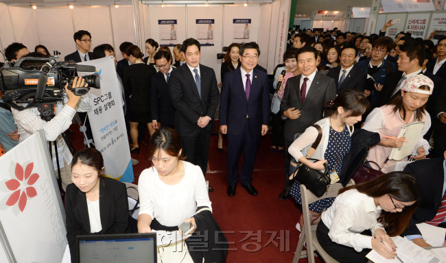 서울 양재동 aT센터에서 15일 열린 신세계그룹&파트너사 채용박람회에서 구직자들이 상담 차례를 기다리고 있는 가운데 정용진 신세계 부회장(가운데) 등 행사 관계자들이 박람회장을 둘러보고 있다. 박람회는 신세계백화점, 이마트, 신세계푸드, 신세계인터내셔날, 스타벅스 등 10개 기업이 참여하고 파트너사는 삼립식품, 데상트코리아, 해태제과 등 115개사가 동참해 총 125개 기업이 출동했다. 이상섭 기자/babtong@heraldcorp.com