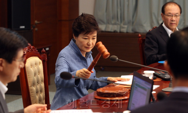 박근혜 대통령이 지난 15일 오전 청와대 위민관 영상회의실에서 국무회의를 주재하는 모습. 안훈 기자 rosedale@heraldcorp.com